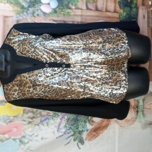 👕 La Reyna Sequin Leopard Top